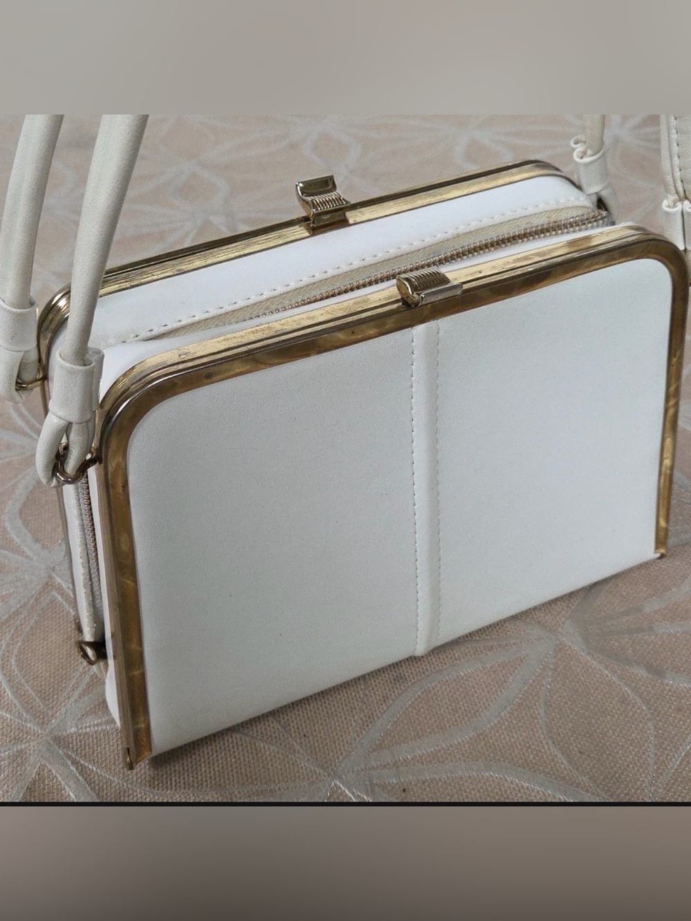 Mid-century vintage White Shoulder Bag with double kisslock front/back panels.